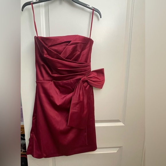 White House Black Market Burgundy Cocktail Dress – Size 6 – Elegant Bow Detail - Picture 3 of 4